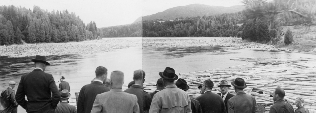 Norsk Fløtingsforbunds befaring til Drammensvassdraget. En del av deltakerne i utferden på en forankringskloss. Kverk hengsle i Drammenselva, Øvre Eiker.