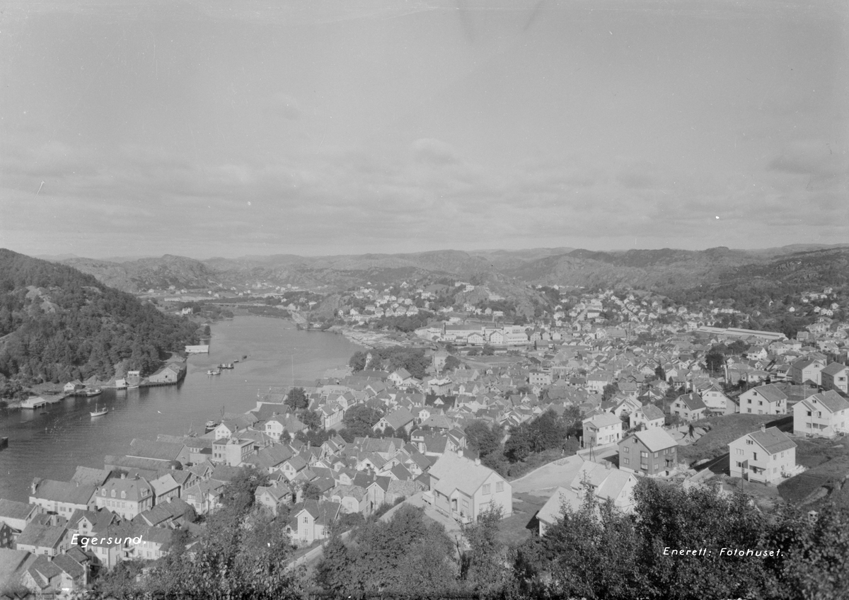 Egersund by sett fra Vardberget. Nederst på bildet er det skrevet "Egersund" og "Enerett: Fotohuset."