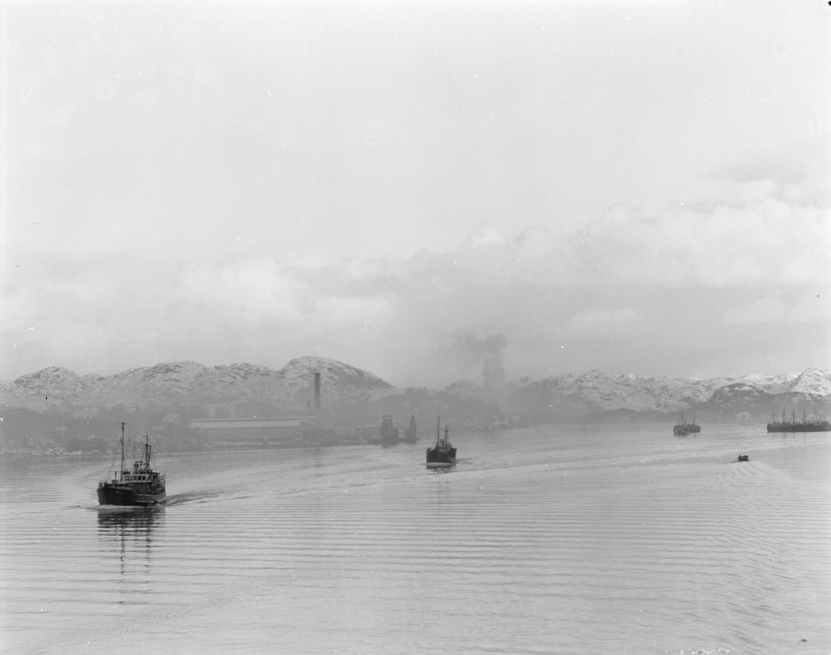 Fiskebåter på vei ut søndre sund ved Egersund.