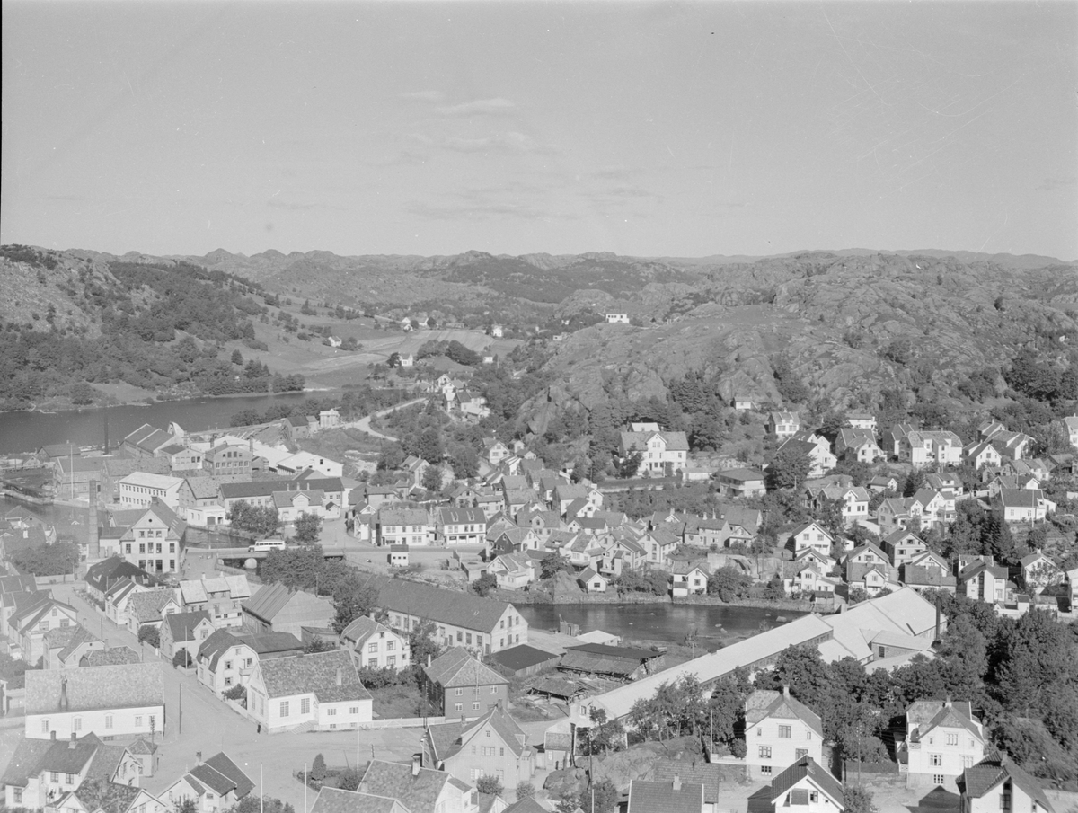 Utsikt over Egersund fra Årstadfjellet. Mosbekk plass, Damsgård, Hafsøy, Lundeåna.