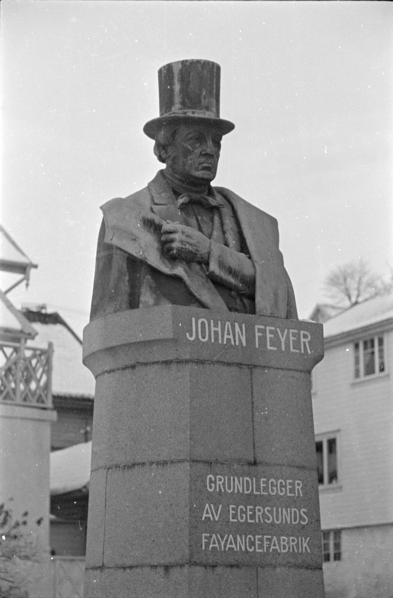Byste av Johan Feyer på Fabrikkplassen i Egersund.