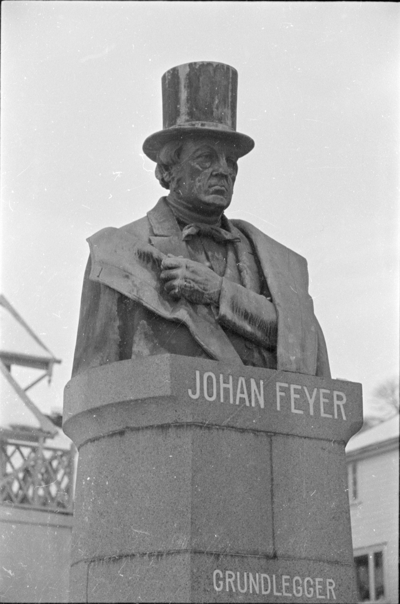 Byste av Johan Feyer på Fabrikkplassen i Egersund.