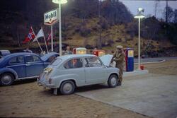 Bensinstasjonen Mobil Oil på Helleland på åpningsdagen. Arbe