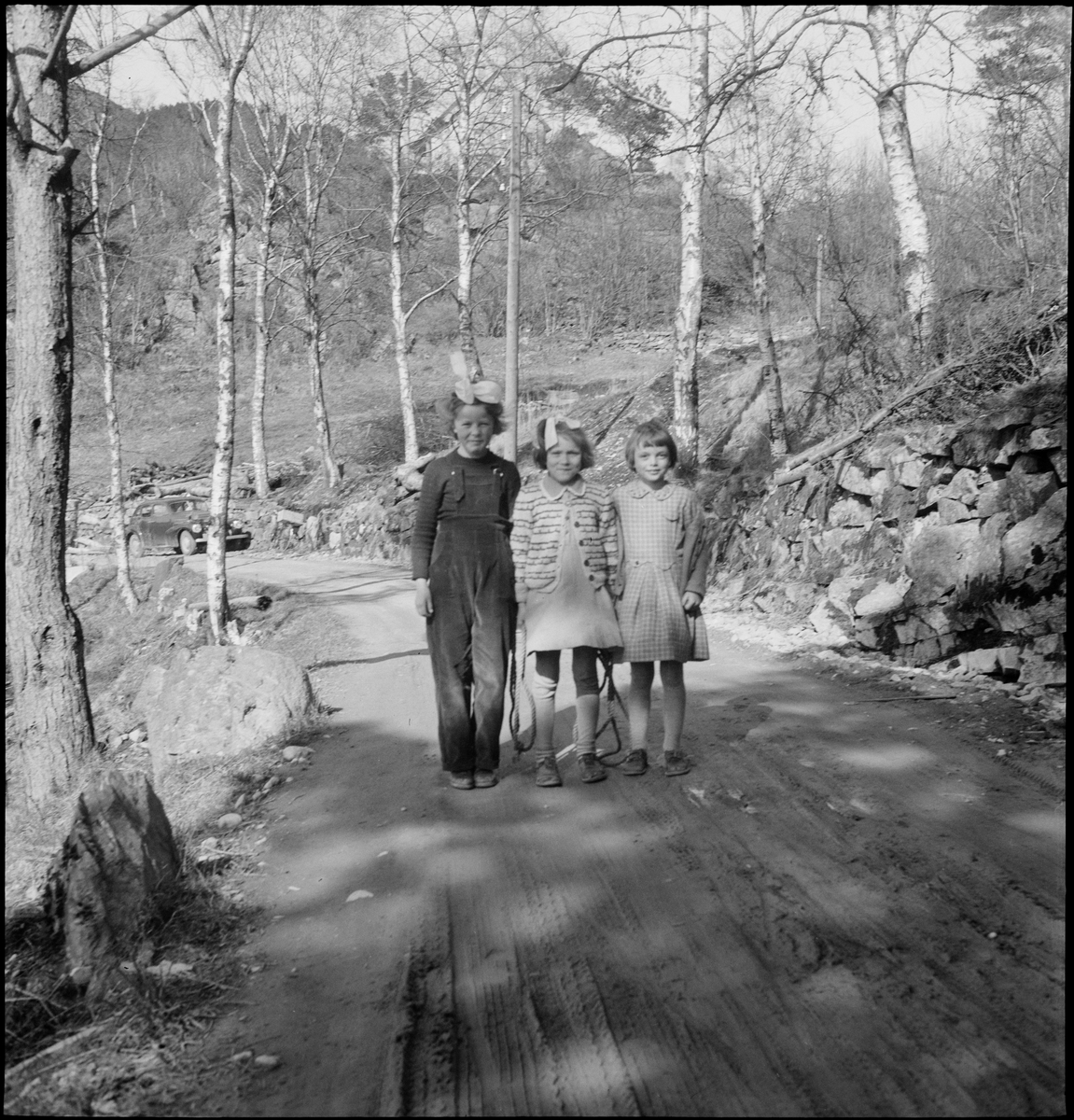 Tre jenter med hoppetau i Varbergveien i Egersund