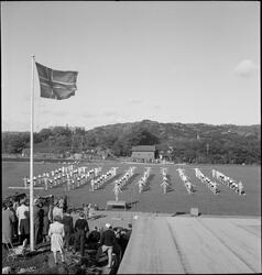 Egersunds turnforening har oppvisning på en fotballbane.