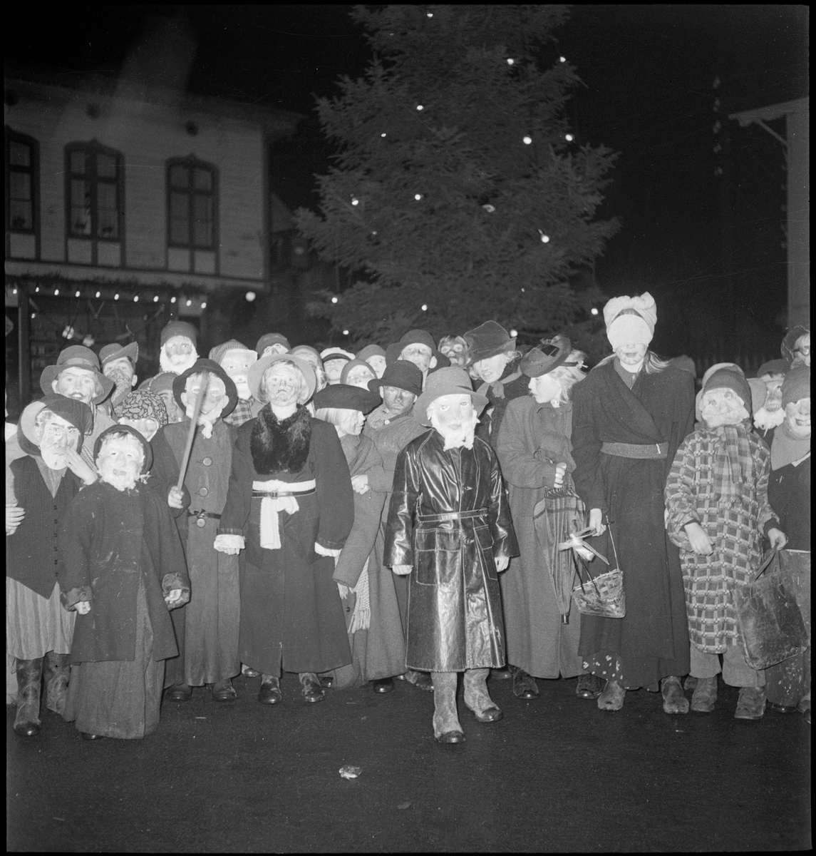 En gruppe barn utkledd som blant annet nisser på Egersund torg.