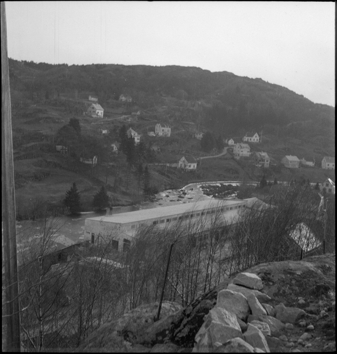 Fabrikken "L. Jacobsens Møbelsnekkeri" sett fra ulike vinkler. Fabrikken lå mellom Nyeveien og Lundeåna i Egersund.
