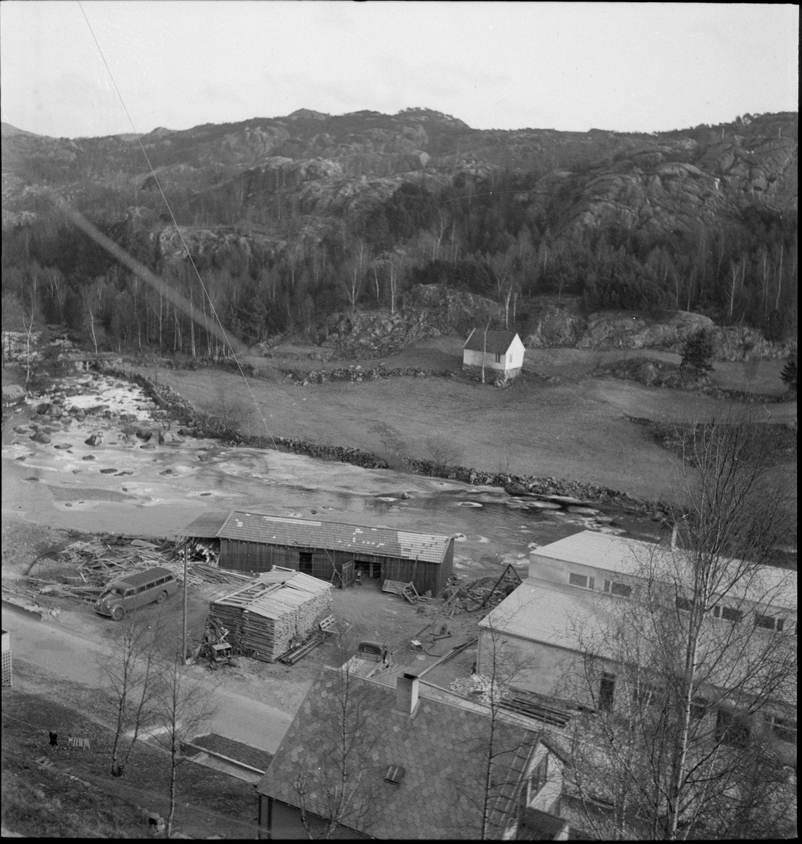 Fabrikken "L. Jacobsens Møbelsnekkeri" sett fra ulike vinkler. Fabrikken lå mellom Nyeveien og Lundeåna i Egersund.