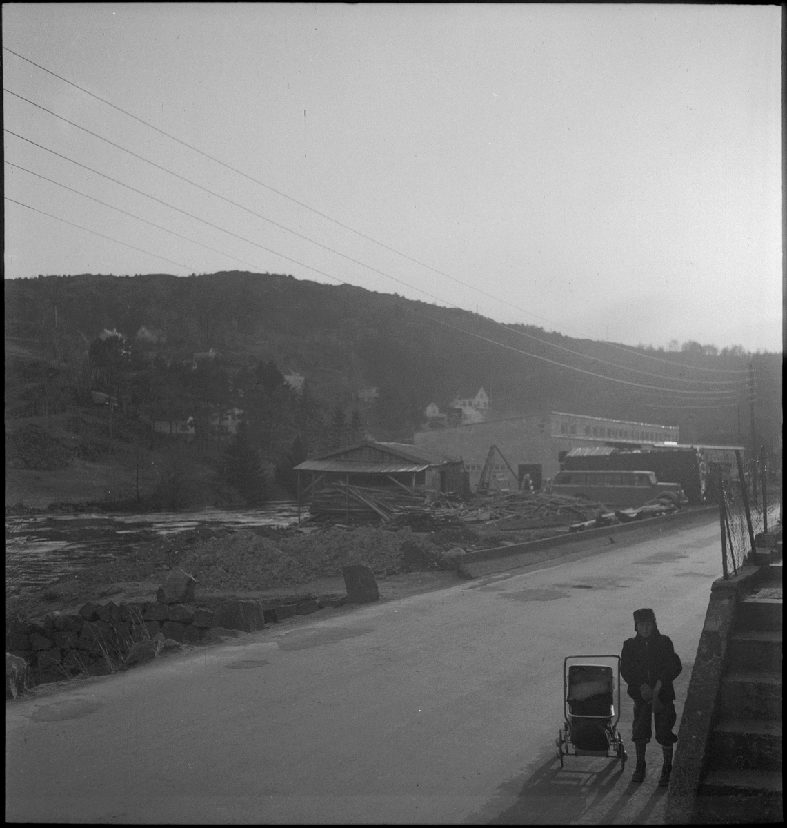 Fabrikken "L. Jacobsens Møbelsnekkeri" sett fra ulike vinkler. Fabrikken lå mellom Nyeveien og Lundeåna i Egersund.