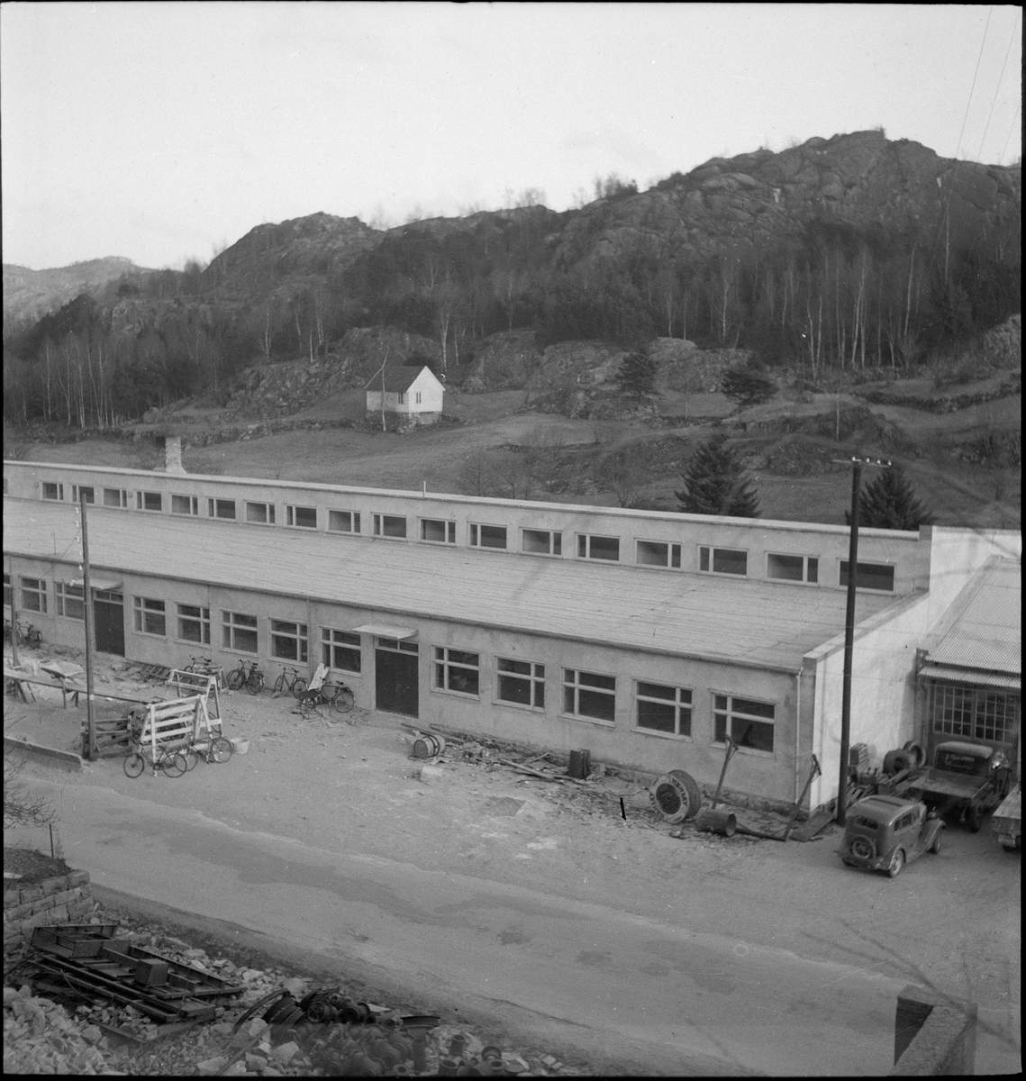Fabrikken "L. Jacobsens Møbelsnekkeri" sett fra ulike vinkler. Fabrikken lå mellom Nyeveien og Lundeåna i Egersund.