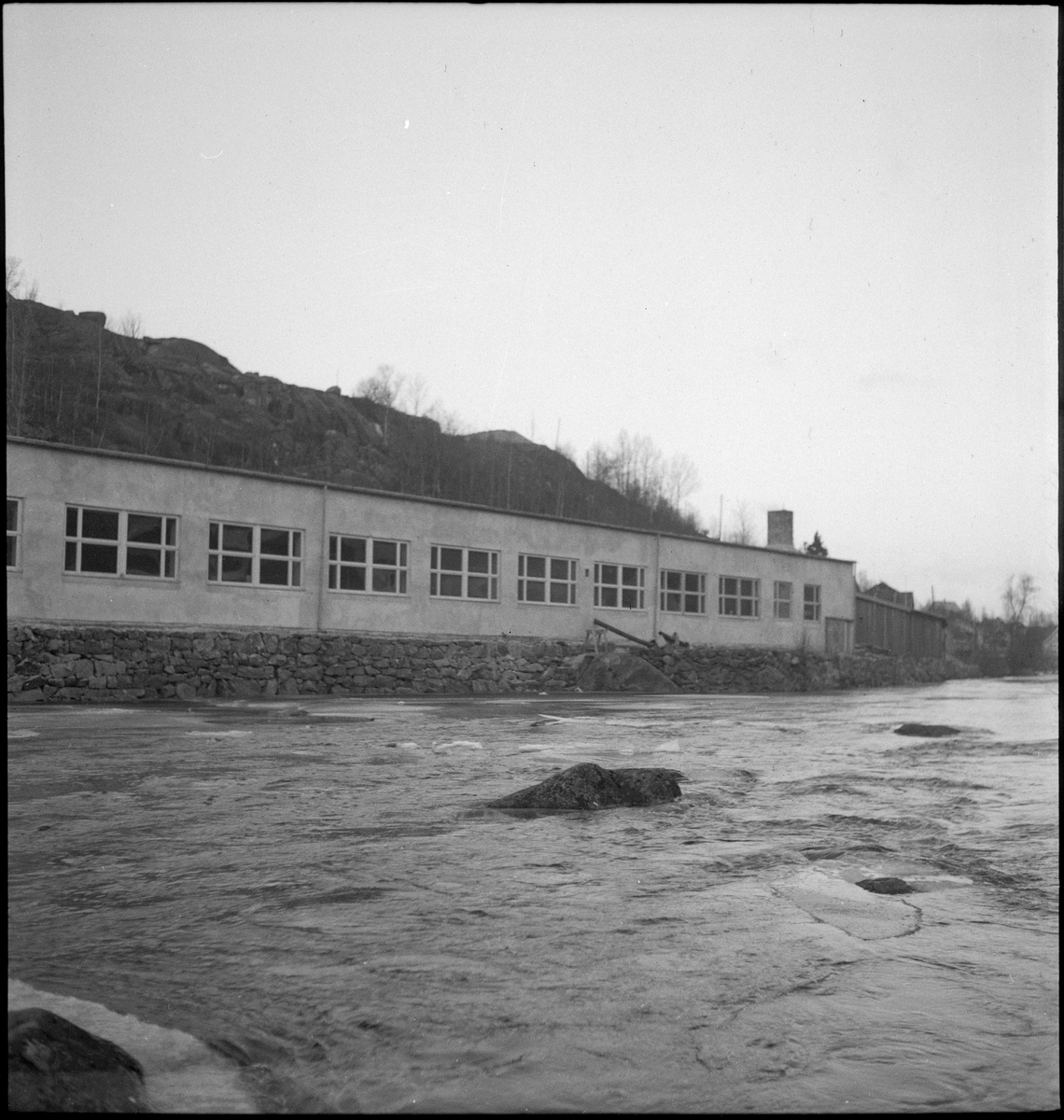 Fabrikken "L. Jacobsens Møbelsnekkeri" sett fra ulike vinkler. Fabrikken lå mellom Nyeveien og Lundeåna i Egersund.