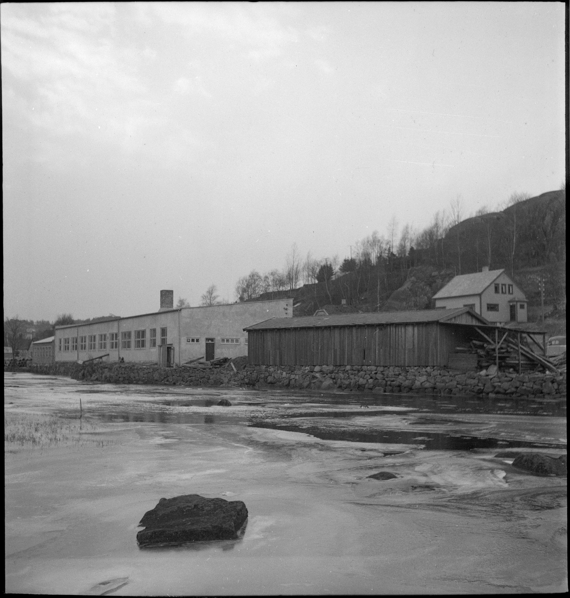 Fabrikken "L. Jacobsens Møbelsnekkeri" sett fra ulike vinkler. Fabrikken lå mellom Nyeveien og Lundeåna i Egersund.