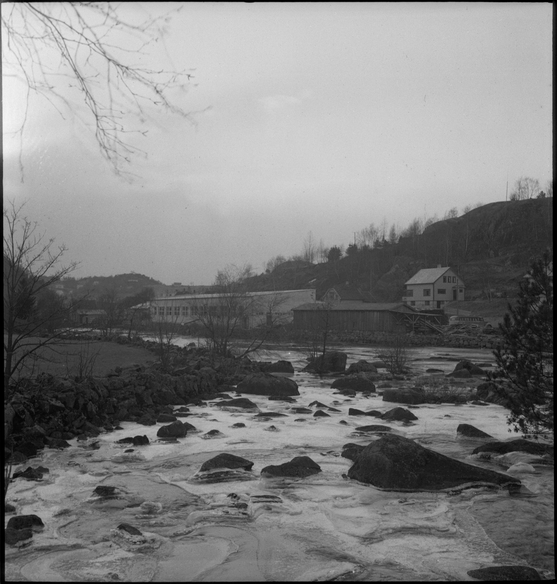 Fabrikken "L. Jacobsens Møbelsnekkeri" sett fra ulike vinkler. Fabrikken lå mellom Nyeveien og Lundeåna i Egersund.