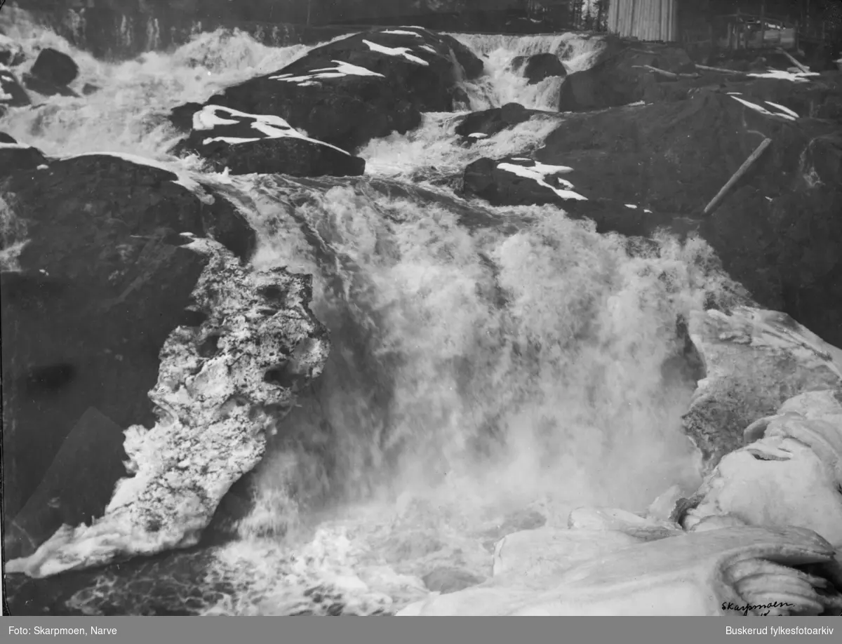 Kongsfoss i Modum. Kongssagene er navnet på et område på Åmot i Modum. Det ligger ved Drammenselva og Simoas møtepunkt ved Kongsfoss. I årene fra 1870 til 1938 (1943) drev Kongssagene Brug sitt tresliperi på området