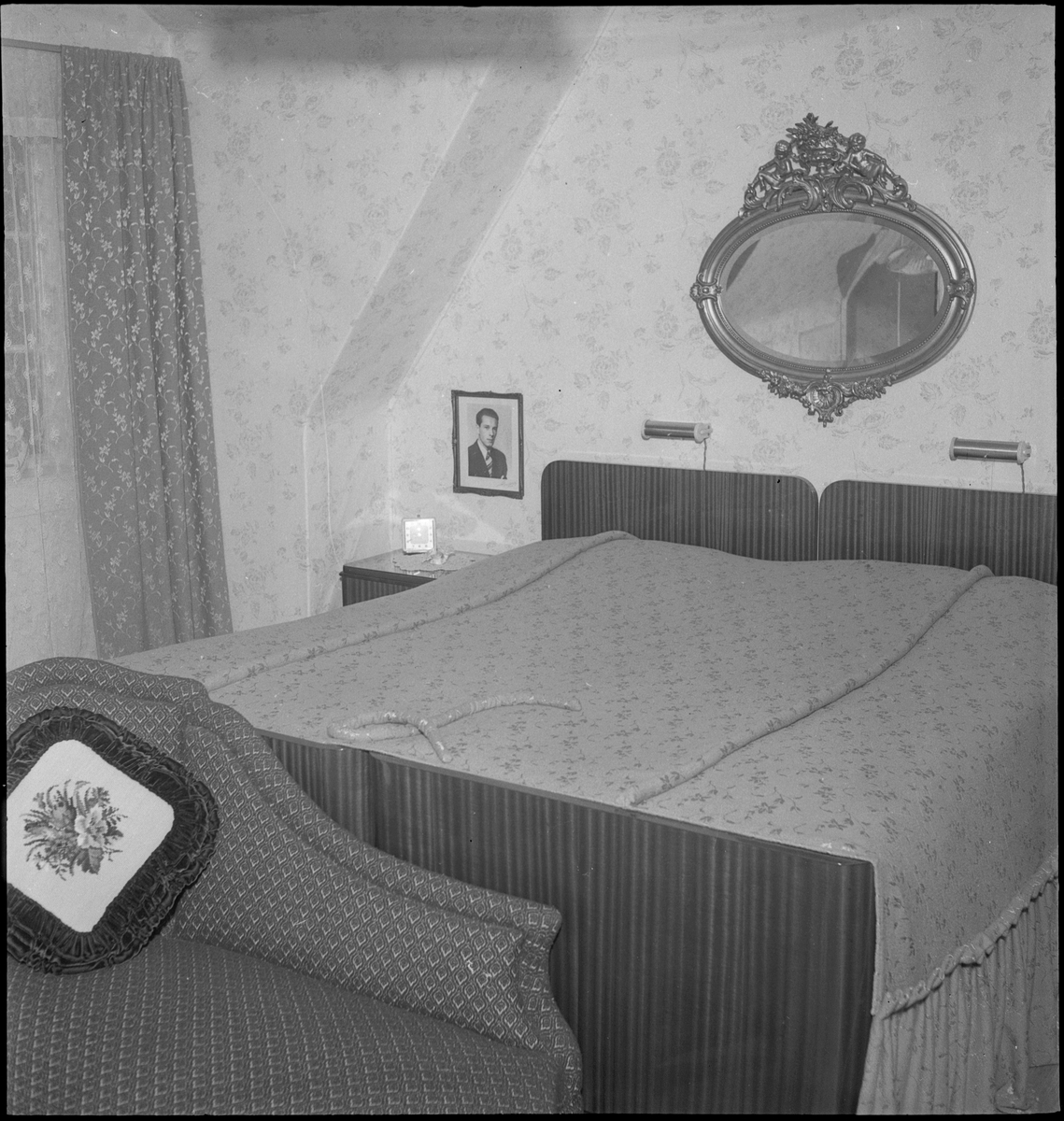 Interiørbilder fra huset til Eva Lind i Egersund. Det er bilder av soverommet, stua, lesekrok, arbeidsplass, kjøkken, spisebord, gang og vaskerom.