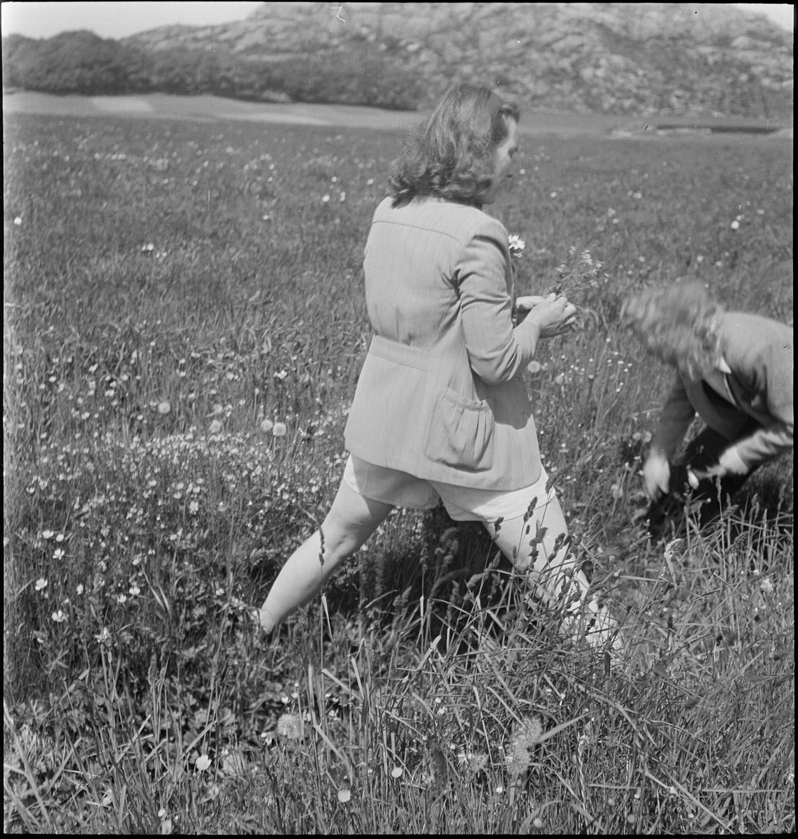 Utflukt til Ogna i Hå kommune. De klatrer i berg, plukker blomster og slapper av. Det er også bilde av Ogna kirke og en stort bolighus.