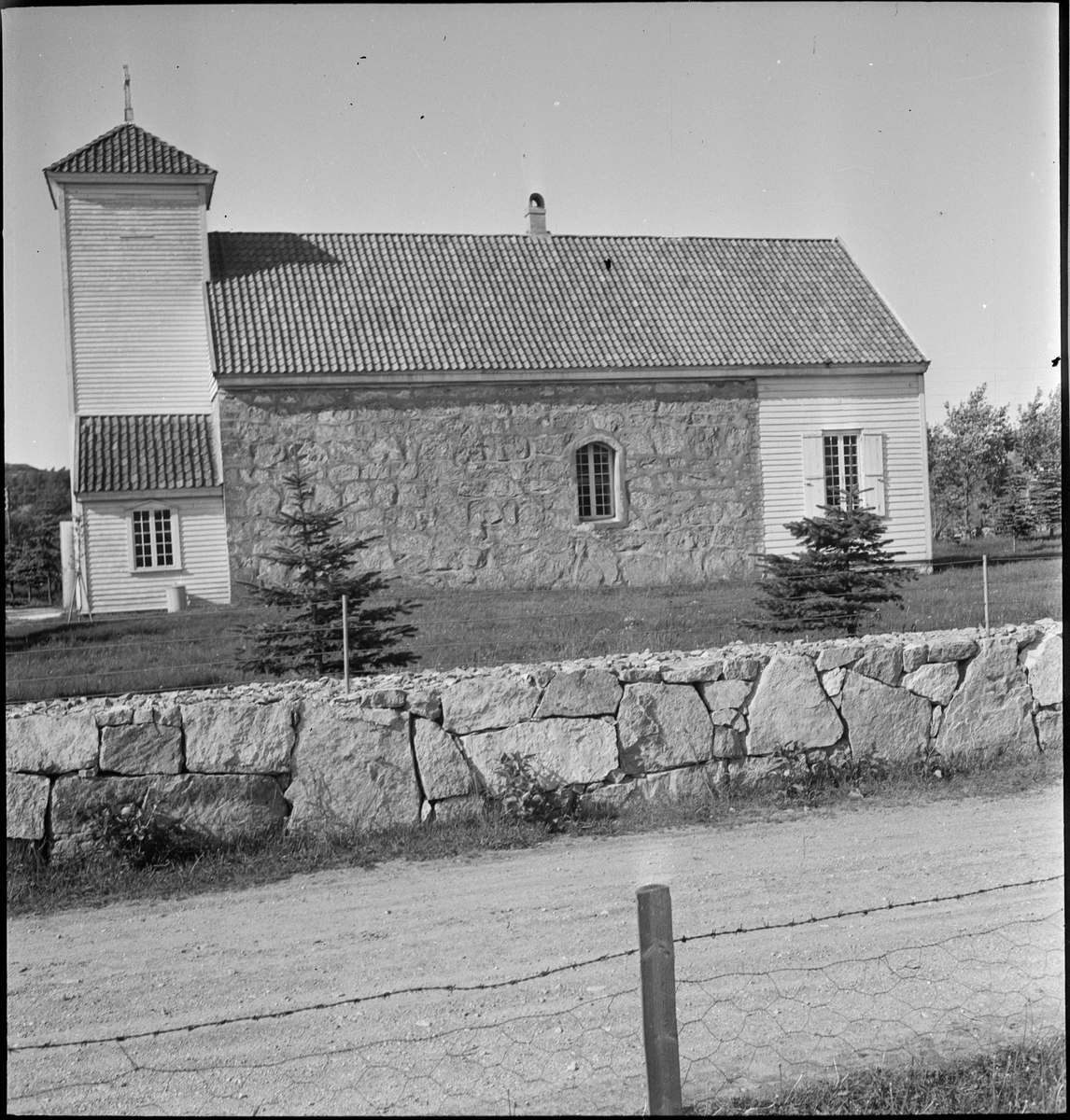 Utflukt til Ogna i Hå kommune. De klatrer i berg, plukker blomster og slapper av. Det er også bilde av Ogna kirke og en stort bolighus.