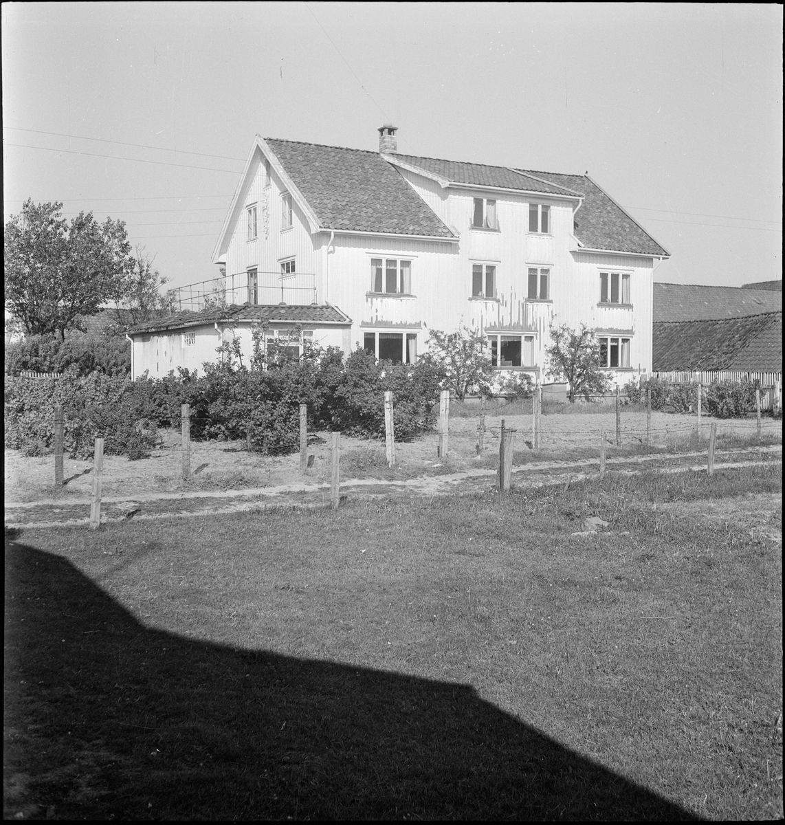 Utflukt til Ogna i Hå kommune. De klatrer i berg, plukker blomster og slapper av. Det er også bilde av Ogna kirke og en stort bolighus.