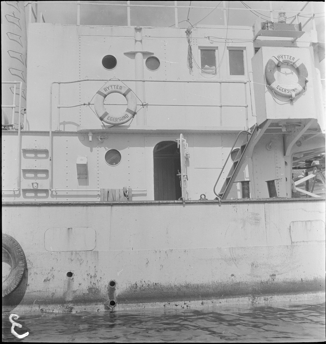 Stykkgodsskipet "M/S Rytter" ved kai i Egersund. Skipet er pyntet med vimpler.