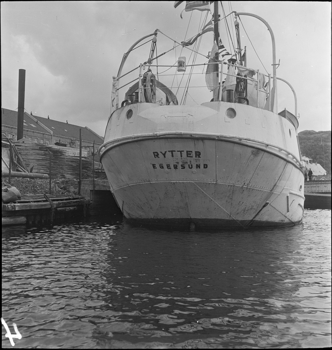 Stykkgodsskipet "M/S Rytter" ved kai i Egersund. Skipet er pyntet med vimpler.