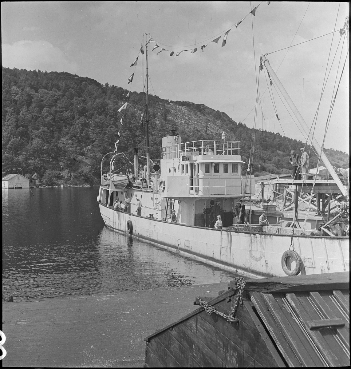 Stykkgodsskipet "M/S Rytter" ved kai i Egersund. Skipet er pyntet med vimpler.