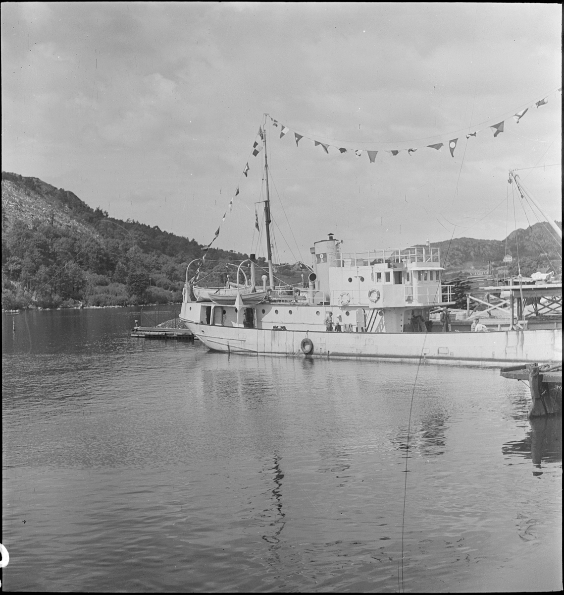 Stykkgodsskipet "M/S Rytter" ved kai i Egersund. Skipet er pyntet med vimpler.