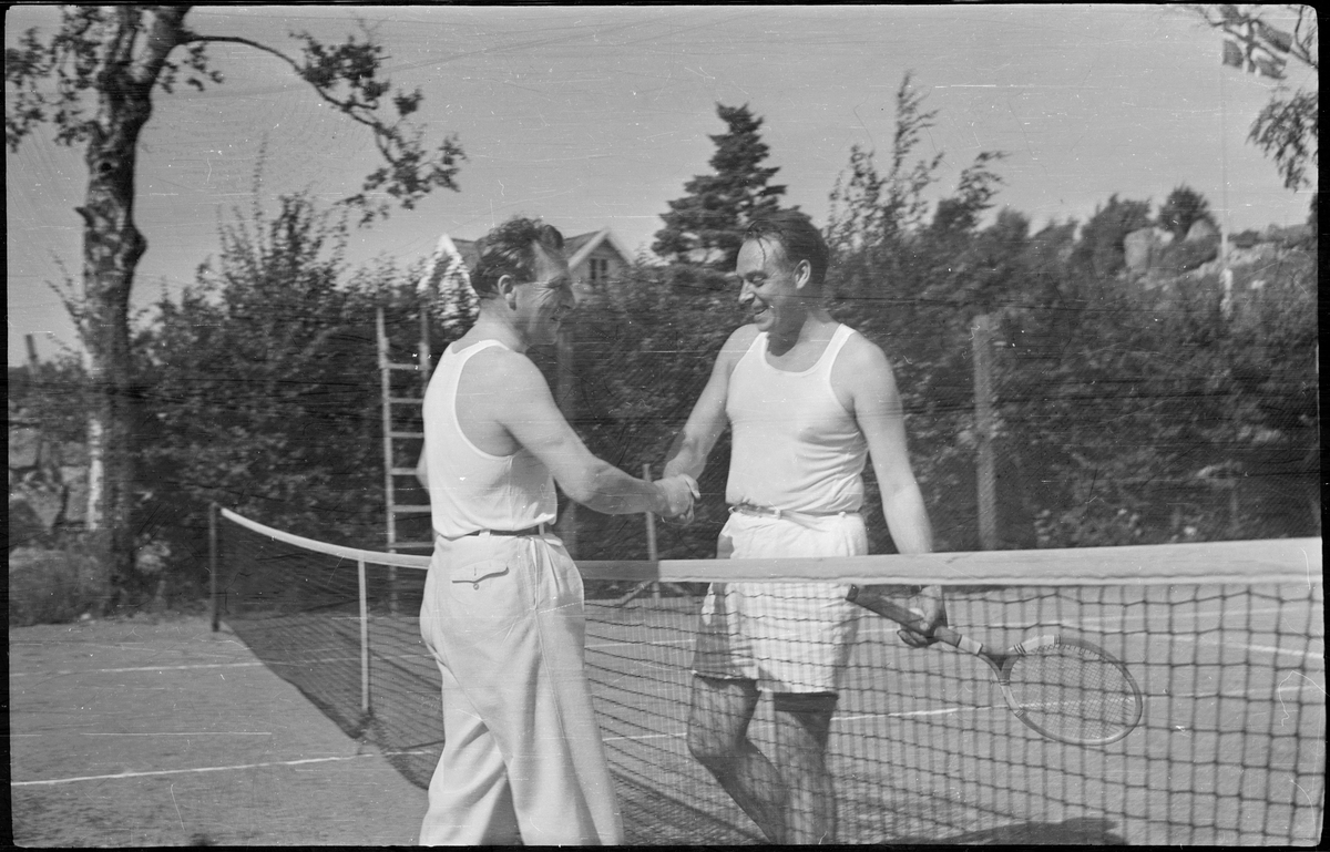 Bilder fra et privat tennisarrangement. Det er bilder fra tenniskamper, fra motstandere som hilser før/etter kampene, tilskuere, dommer og noen barn på en strand.