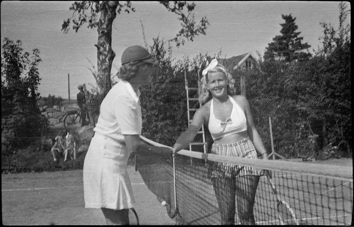 Bilder fra et privat tennisarrangement. Det er bilder fra tenniskamper, fra motstandere som hilser før/etter kampene, tilskuere, dommer og noen barn på en strand.