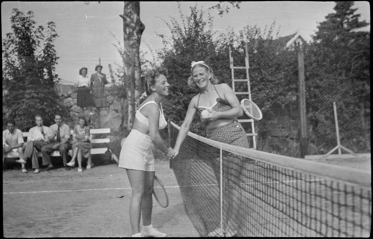 Bilder fra et privat tennisarrangement. Det er bilder fra tenniskamper, fra motstandere som hilser før/etter kampene, tilskuere, dommer og noen barn på en strand.