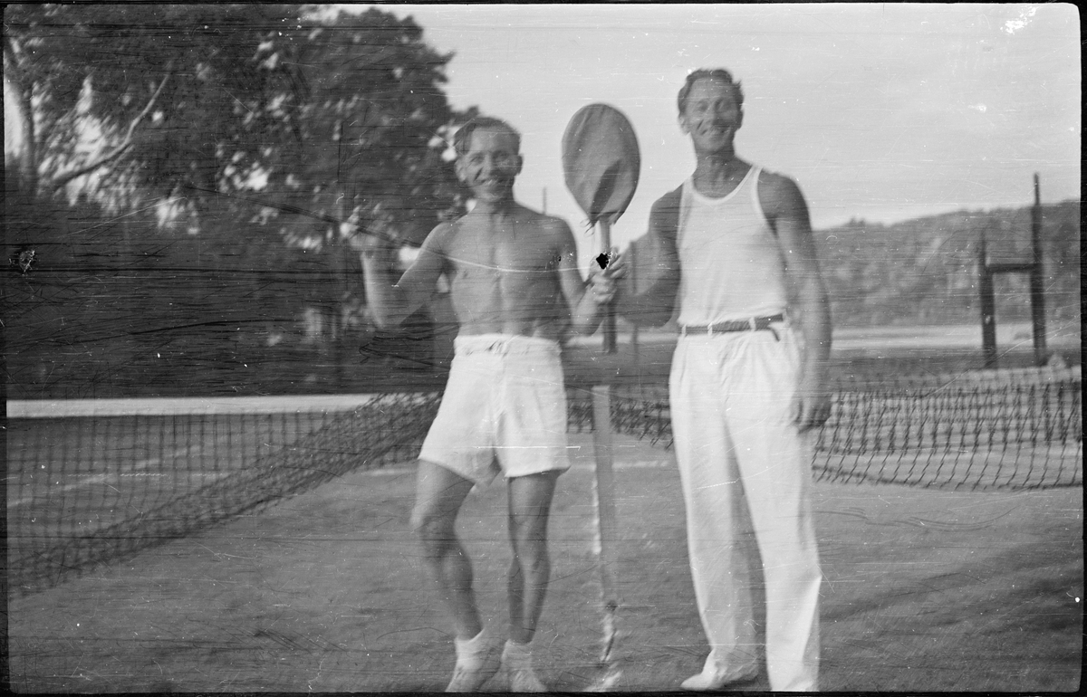 Bilder fra et privat tennisarrangement. Det er bilder fra tenniskamper, fra motstandere som hilser før/etter kampene, tilskuere, dommer og noen barn på en strand.