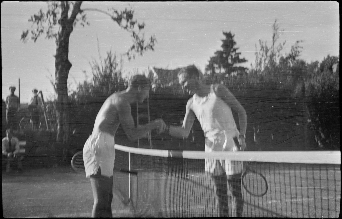 Bilder fra et privat tennisarrangement. Det er bilder fra tenniskamper, fra motstandere som hilser før/etter kampene, tilskuere, dommer og noen barn på en strand.