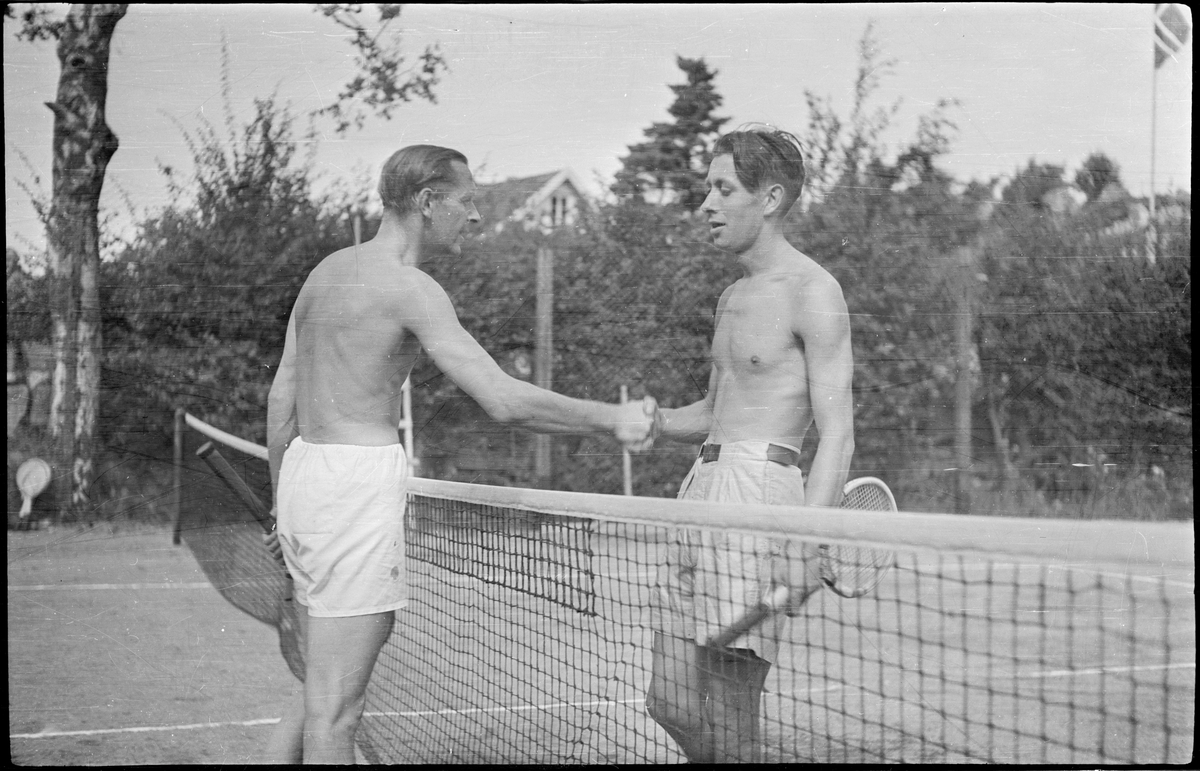 Bilder fra et privat tennisarrangement. Det er bilder fra tenniskamper, fra motstandere som hilser før/etter kampene, tilskuere, dommer og noen barn på en strand.