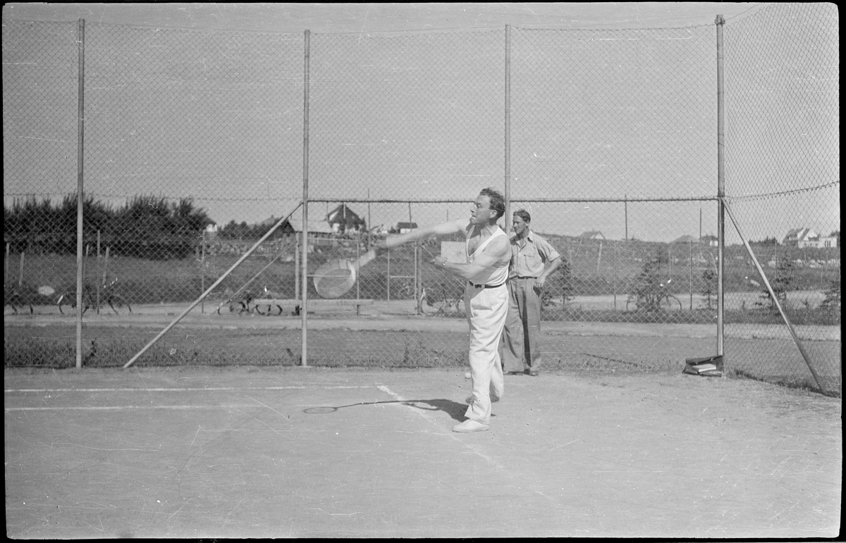 Bilder fra et privat tennisarrangement. Det er bilder fra tenniskamper, fra motstandere som hilser før/etter kampene, tilskuere, dommer og noen barn på en strand.