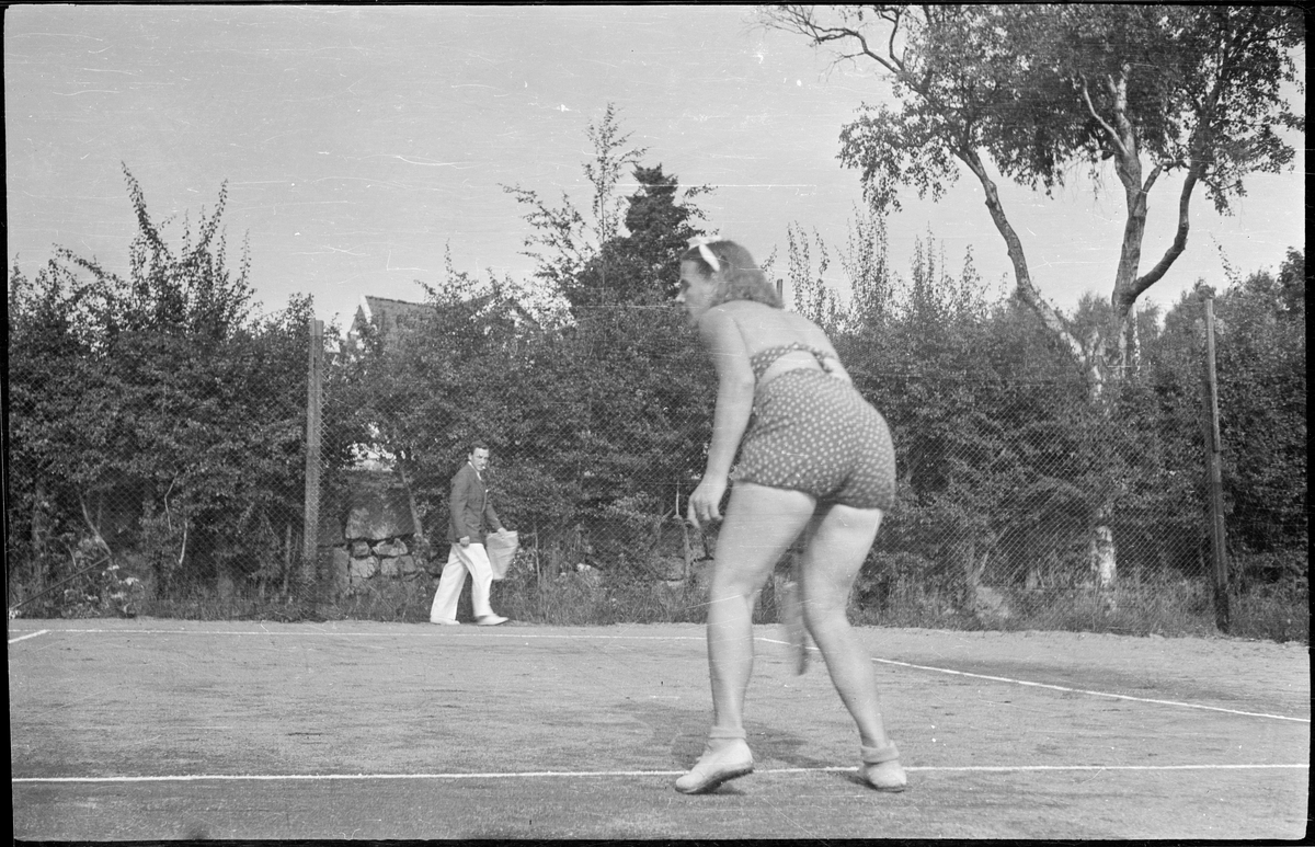 Bilder fra et privat tennisarrangement. Det er bilder fra tenniskamper, fra motstandere som hilser før/etter kampene, tilskuere, dommer og noen barn på en strand.