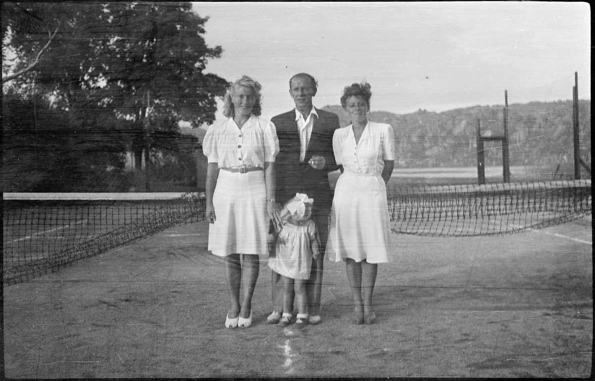 Bilder fra et privat tennisarrangement. Det er bilder fra tenniskamper, fra motstandere som hilser før/etter kampene, tilskuere, dommer og noen barn på en strand.