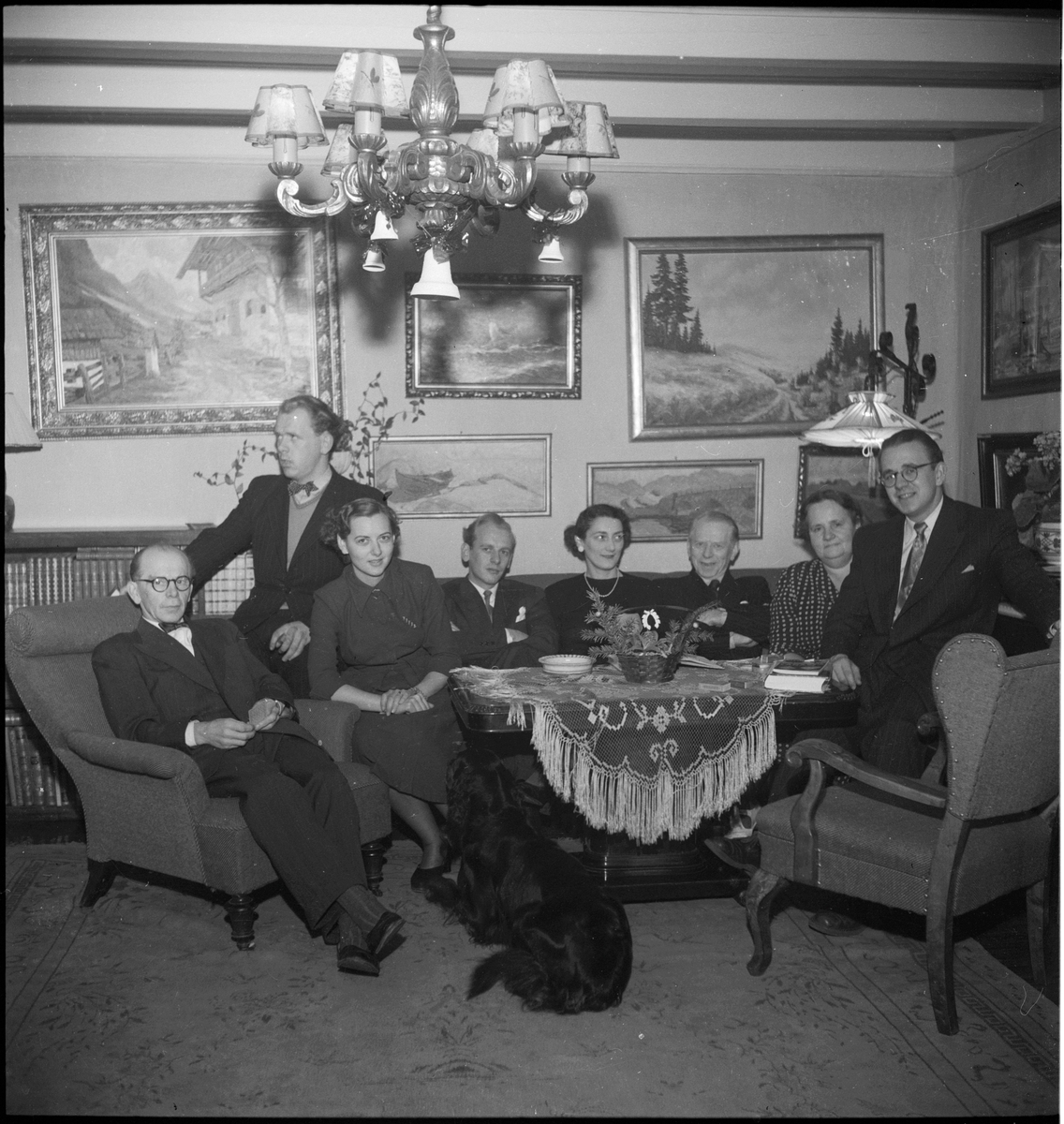 Helge Slettebø med familie i ei stue.