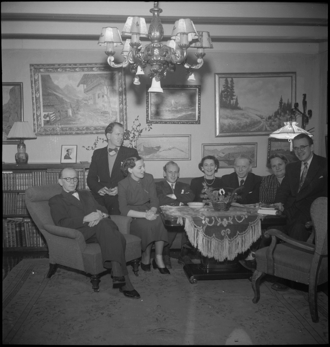 Helge Slettebø med familie i ei stue.