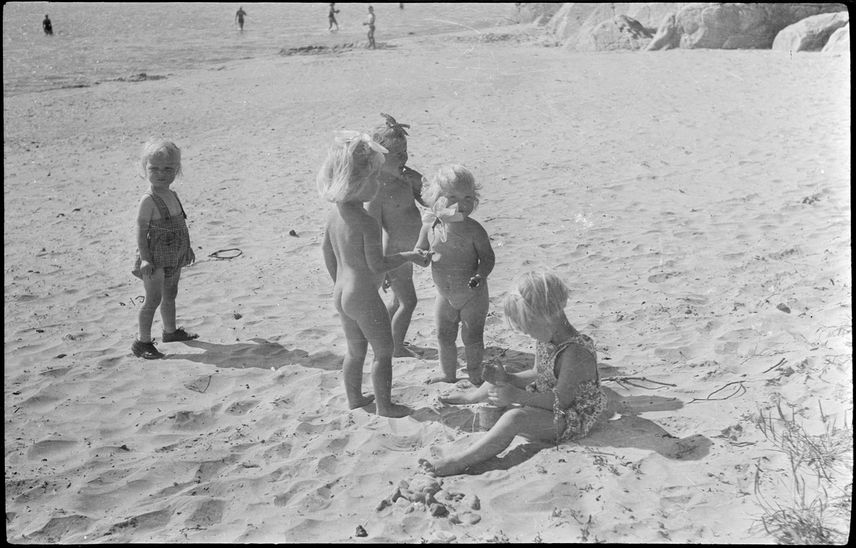 Bilder fra et privat tennisarrangement. Det er bilder fra tenniskamper, fra motstandere som hilser før/etter kampene, tilskuere, dommer og noen barn på en strand.