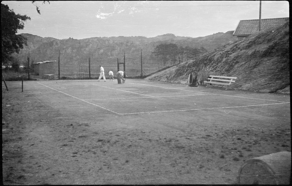 Bilder fra et privat tennisarrangement. Det er bilder fra tenniskamper, fra motstandere som hilser før/etter kampene, tilskuere, dommer og noen barn på en strand.
