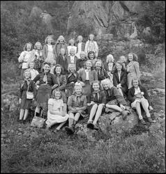 En tropp med speiderjenter synger på tur i Hadland, Eigersun