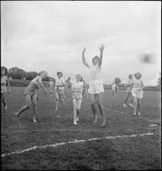 Jenter fra Korsør i Danmark spiller håndball på idrettsmarka
