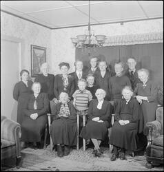 Familien Thorsen samlet i ei stue. De eldste kvinnene sitter