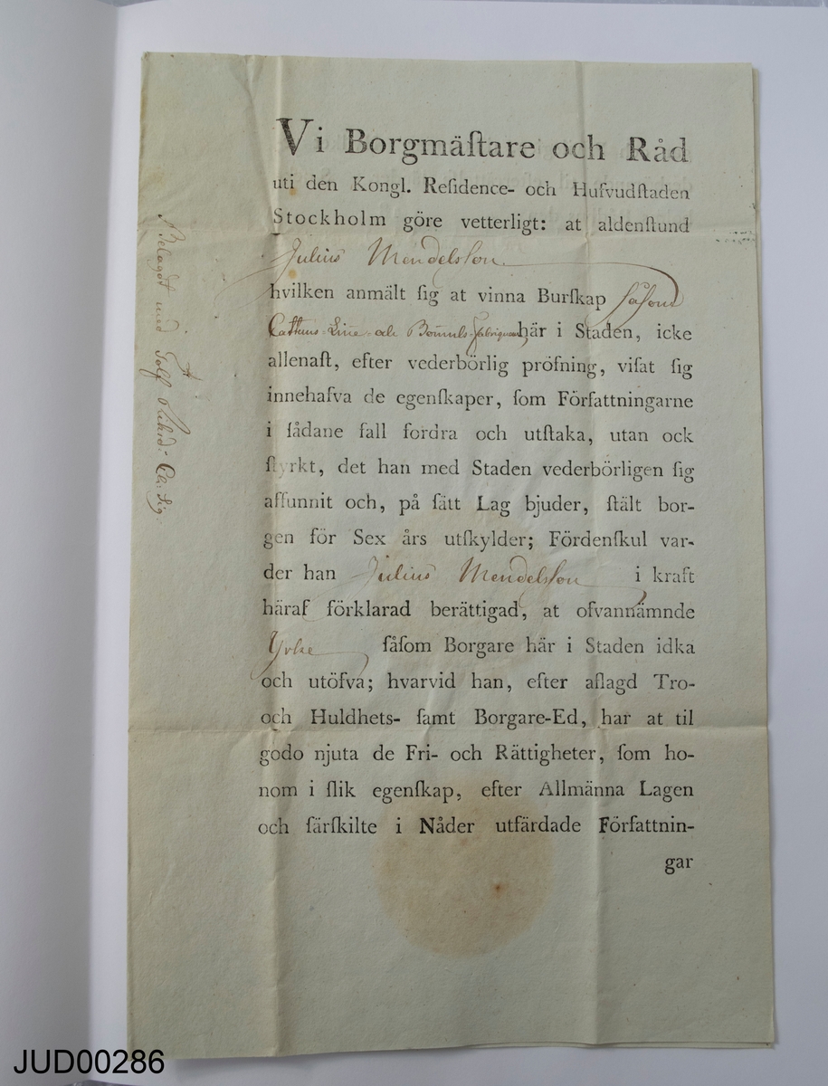 Handskrifter, officiella skrivelser. Svenska, hebreiska. 1 tygpåse. Allt förvarat i enskilda mappar liggandes i en arkivlåda.