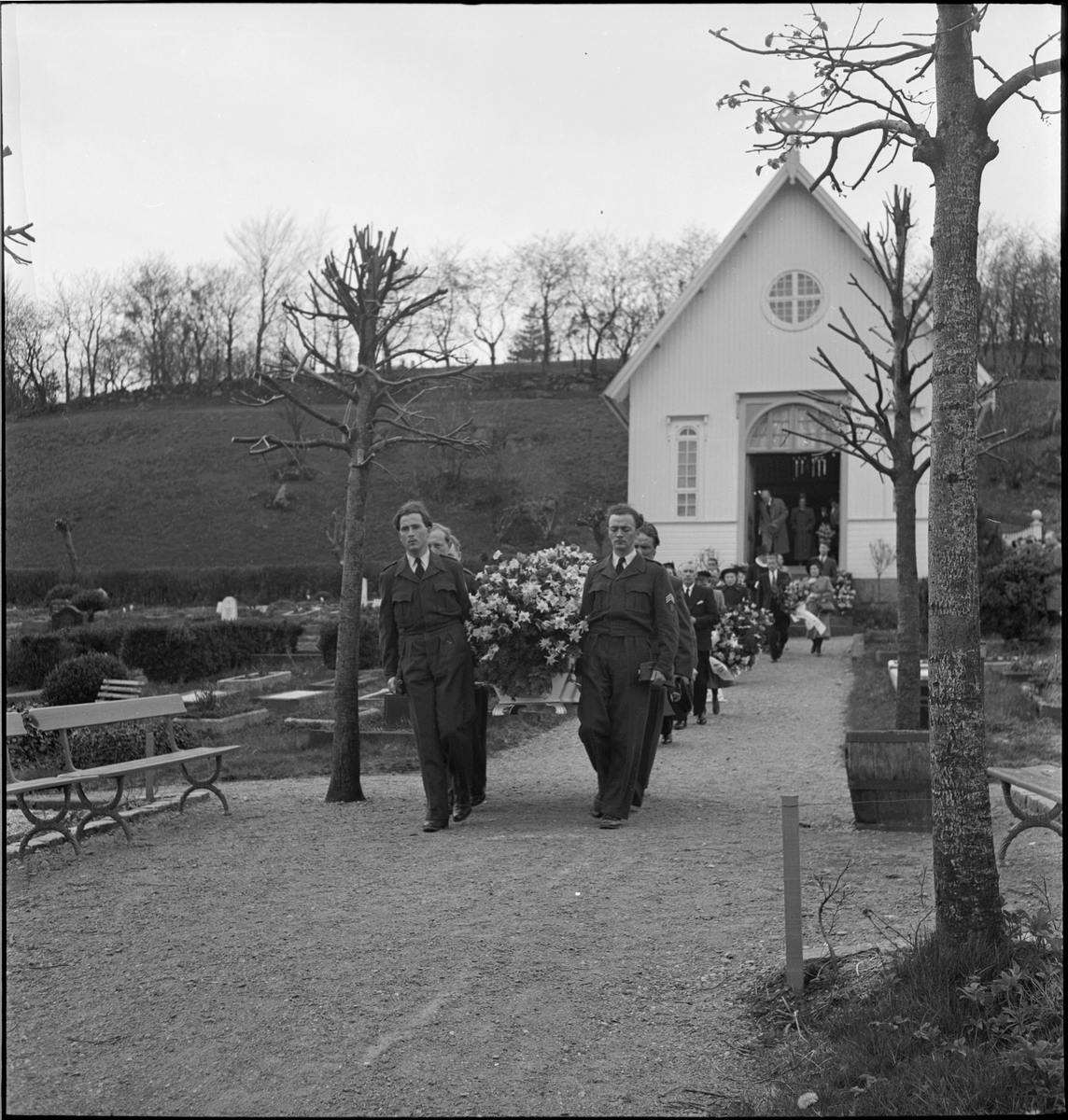 Fra begravelsen til en Tengesdal. Bårebærerne går i militæruniform.
