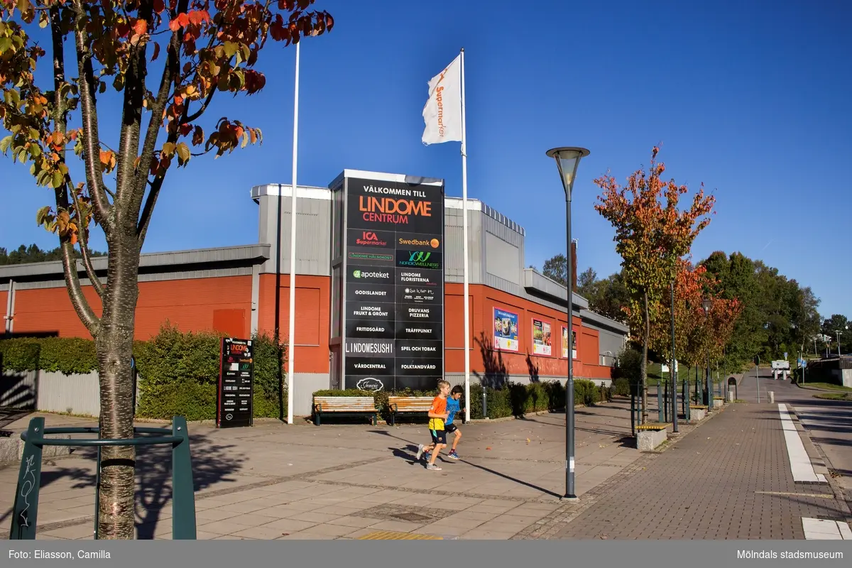 Huset Almåsgången 2 i Lindome centrum den 4 oktober 2016. Huset inrymmer bland annat ICA Supermarket. Vy mot norr.