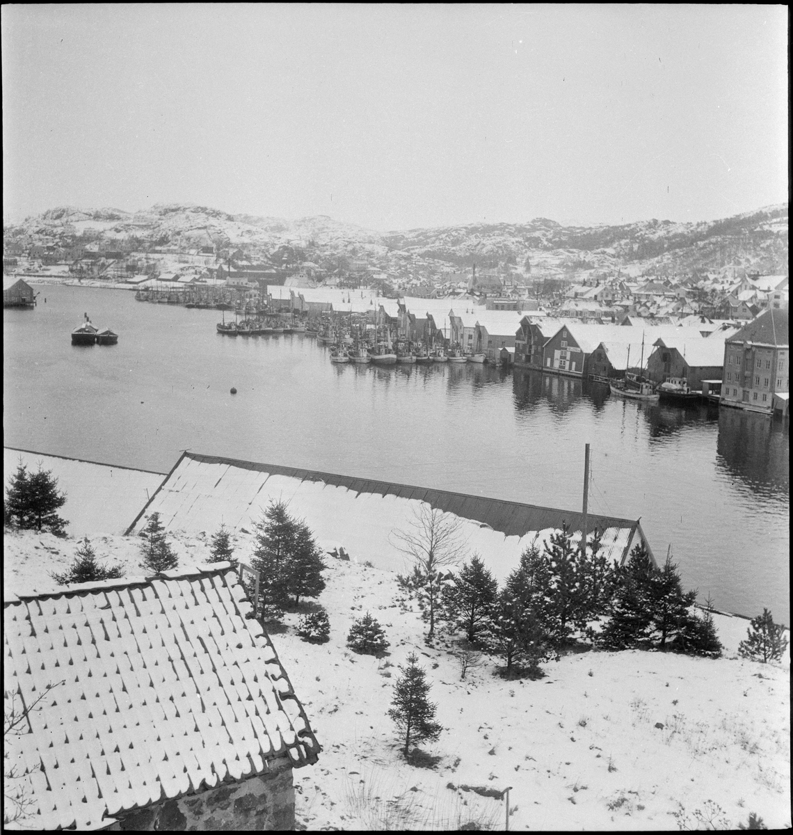 Fiskebåter ankret opp i Vågen, Egersund. Sett fra Kontrari. Det er is på Vågen.