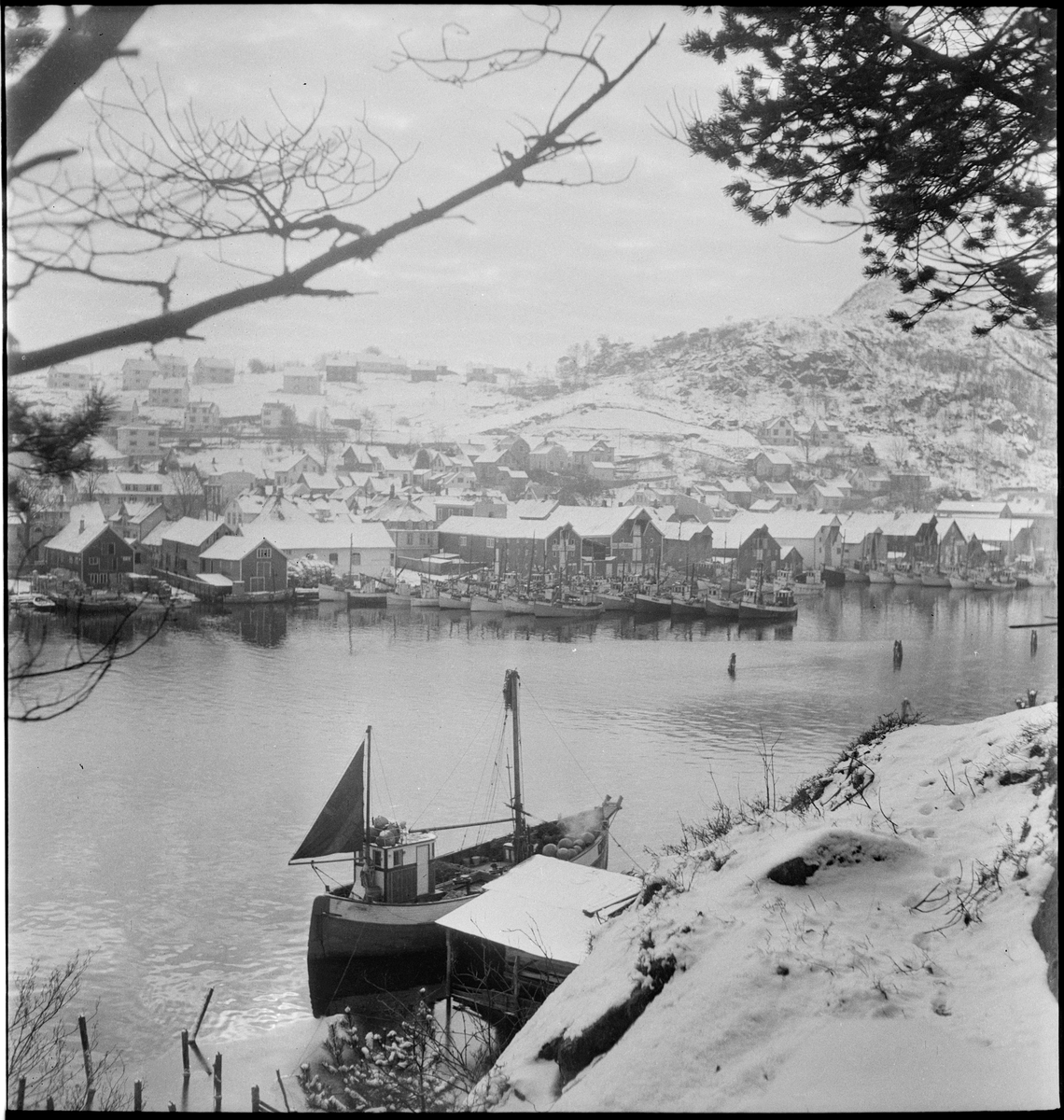 Fiskebåter ankret opp i Vågen, Egersund. Sett fra Kontrari. Det er is på Vågen.