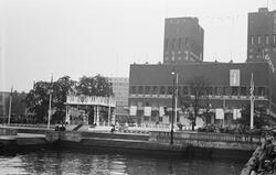 Rådhusbryggene ved kongens hjemkomst, 1945.