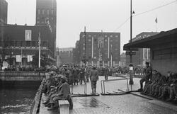 Rådhusbryggene ved kongens hjemkomst, 1945.