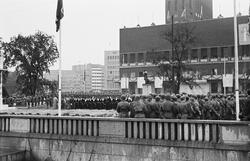 Rådhusbryggene ved kongens hjemkomst, 1945.